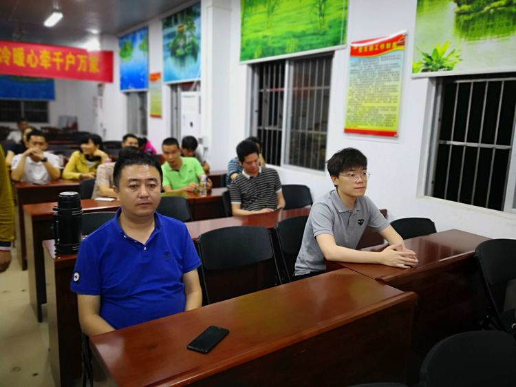 ?？趽ＶΨ鲐氃俪霭l(fā)